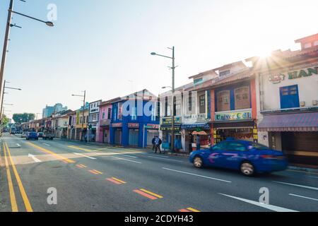 SINGAPOUR-MARS 7,2015: Indian Business District Walk Street c'est les Indiens qui vivent à Singapour.Old bâtiments ici sont de style colonial. Les gens peuvent Banque D'Images