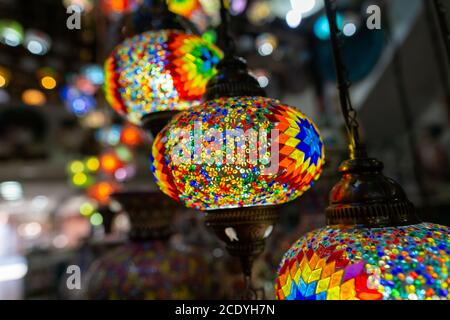 Des lampes en verre colorées sont accroché dans une boutique de souvenirs Banque D'Images