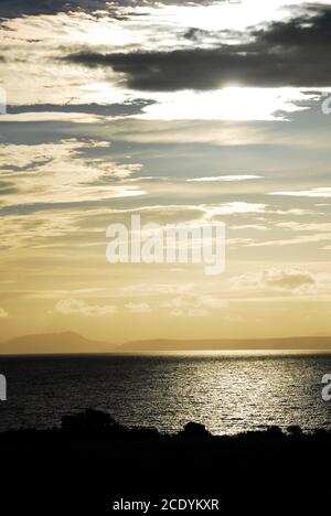 Coucher de soleil jaune sur le lac Rotorua, Ngongotaha, Nouvelle-Zélande Banque D'Images