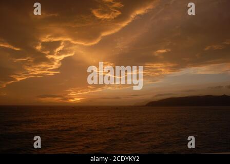 Vue sur le coucher du soleil sur la traversée en bateau de Picton à Wellington En Nouvelle-Zélande Banque D'Images