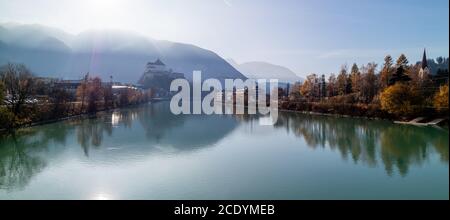 Vue panoramique sur la surface lisse de la rivière avant la forteresse de Kufstein, Autriche. Banque D'Images