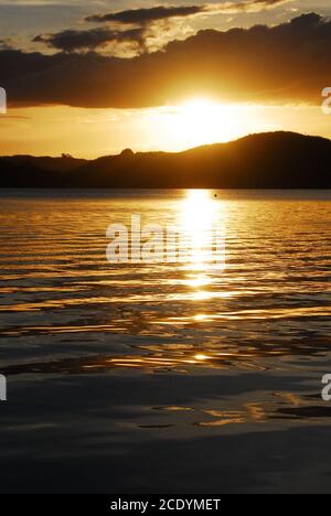 Coucher de soleil sur le lac Rotorua, Ngongotaha, Nouvelle-Zélande Banque D'Images