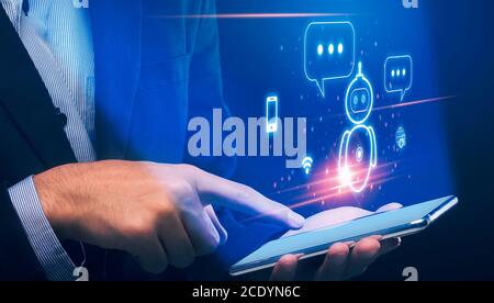 Technologies de l'IA. Homme d'affaires utilisant l'application robot chatbot numérique sur smartphone Banque D'Images