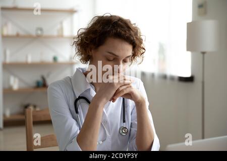 Femme médecin attentionnés assise au bureau Banque D'Images