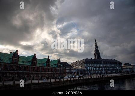 Ancien bâtiment de la Bourse de Copenhague situé près de Christiansborg Palais Banque D'Images