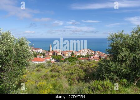 Italie. Province d'Imperia. Village antique de Cipressa, vue panoramique Banque D'Images