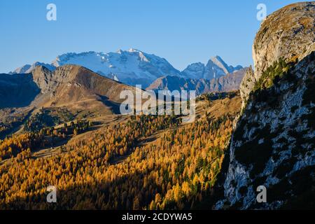 Vue sur les Dolomites alpines d'automne depuis le col de Falzarego jusqu'au massif de Marmolada et au glacier. Banque D'Images