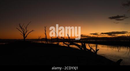 Coucher de soleil au crépuscule sur le marais du lac Argyle à l' outback en Australie occidentale – papier peint Banque D'Images