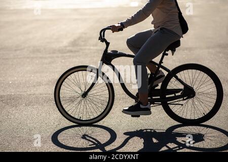 Style urbain et transport moderne. Jeune homme d'affaires élégant qui va travailler à vélo Banque D'Images