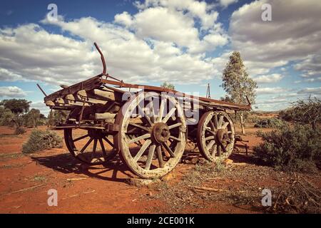 Australie – Savanna de l'Outback avec un ancien cheval abandonné calèche dans la brousse sous ciel nuageux Banque D'Images