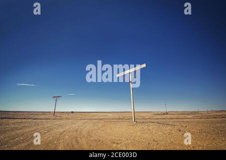 Australie – ancienne traversée du chemin de fer Ghan dans le désert de l'outback sous le ciel bleu Banque D'Images