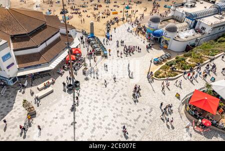 Bournemouth, Royaume-Uni. Dimanche 30 août 2020. La plage de Bournemouth est très fréquentée le week-end des vacances d'août car les gens affluent vers la plage par temps ensoleillé. Vue aérienne. Credit: Thomas Faull/Alamy Live News Banque D'Images