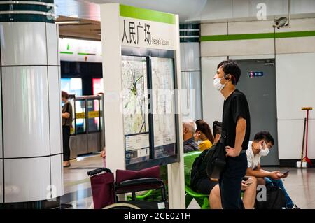 Un jeune homme regardant la carte du métro dans la station de métro People’s Square de Shanghai. Banque D'Images