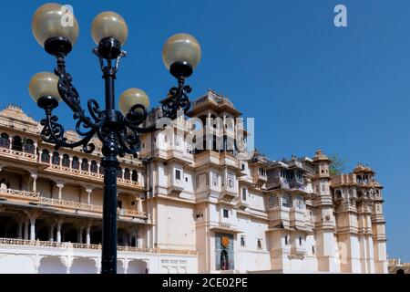 Façade du palais de la ville, Udaipur, Rajasthan, Inde Banque D'Images