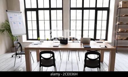 Bureau vide moderne avec grandes fenêtres panoramiques à l'intérieur. Banque D'Images