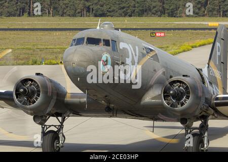 Eindhoven pays-Bas sept. 20. 2019: Un C-47 se préparant à déposer des parachutistes au mémorial du jardin du marché. Banque D'Images