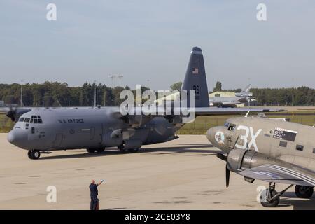 Eindhoven pays-Bas sept. 20. 2019: Un Hercules C-130 de la base aérienne de Rammstein revient pour ramasser plus de parachutistes à la base aérienne d'Eindhoven. A C-47 Banque D'Images