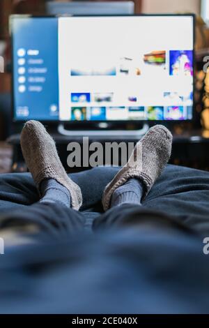 regarder la smart tv se coucher pendant le verrouillage en cas de pandémie Banque D'Images