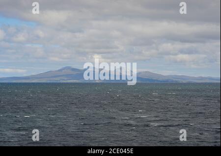 Vue sur l'île du Jura depuis Islay Ferry Scotland Banque D'Images