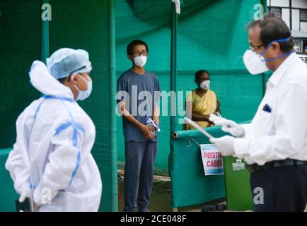Guwahati, Assam, Inde. 30 août 2020. Un travailleur de la santé est arrivé dans un centre de collecte d'écouvillons pour emmener des patients positifs à l'hôpital pour des traitements du coronavirus COVID-19, à Guwahati. Assam a franchi la barre des cas d'un lakh (100 mille) coronavirus dans la nuit du vendredi 28 août 2020. Crédit : David Talukdar/ZUMA Wire/Alay Live News Banque D'Images