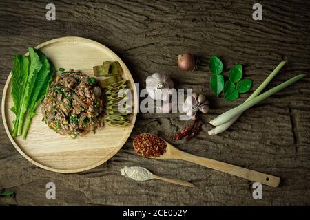 Vue de dessus salade de porc hachée épicée avec des épices, le Larb est la cuisine thaïlandaise traditionnelle est la culture de la population dans le nord-est de la Thaïlande Banque D'Images