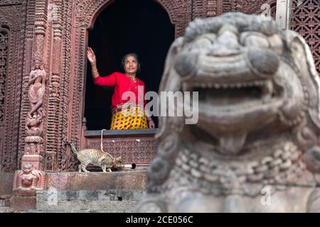 Katmandou-18.03.2019: Les femmes et son chat sur la place durbar à Katmandou Banque D'Images