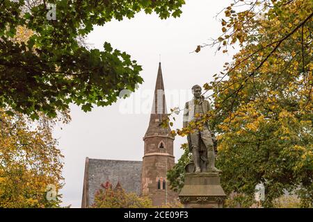 MONTROSE, ÉCOSSE - 2015 OCTOBRE 25. Monument et mémorial de Robert Burns et de l'église Sainte-Marie et Saint-Pierre pris des jardins Melville. Banque D'Images