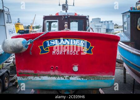 MONTROSE, ÉCOSSE - 2015 OCTOBRE 23. Bateau de pêche rouge Islander sur un quai sec pour l'entretien dans le port. Banque D'Images