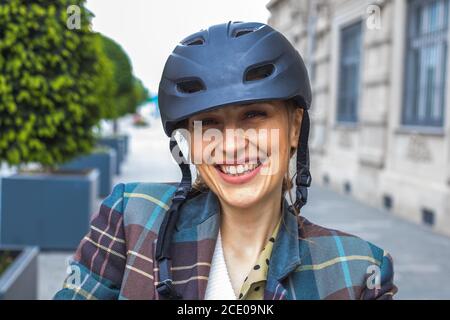 portrait d'une jeune femme avec un casque de protection pour vélo Banque D'Images