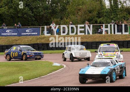 Lydden Hill, Kent, Royaume-Uni. 30 août 2020. Comme pour la plupart des sports, les courses automobiles ont cessé au Royaume-Uni en mars en raison de la pandémie COVID-19. Les événements à huis clos ont repris, comme la Formule 1, mais les spectateurs ont désormais été admis sur la base d'un nombre limité de billets. La première manche du championnat britannique de 5 nations de la course de chevaux a eu lieu sur le circuit près de Canterbury, avec des courses de voitures en compétition sur la piste mixte de tarmac et de surface rugueuse Banque D'Images