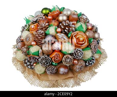 Bouquet de couronne maison de Noël fait d'objets de forêt naturels - cônes, acorns et noix macro isolée Banque D'Images