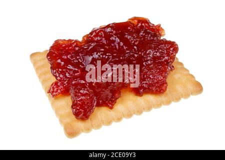 biscuits crémeux au blé et confiture de fraise pour une matinée légère petit déjeuner isolé macro Banque D'Images