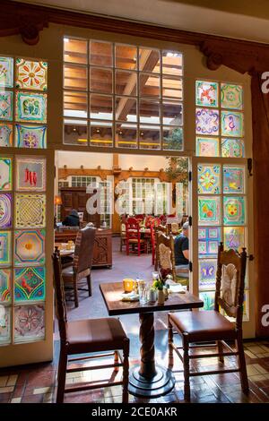 Des fenêtres peintes à la main décorent le patio intérieur de la Plazuela à l'intérieur de la Fonda sur la Plaza de Santa Fe, Nouveau-Mexique Banque D'Images