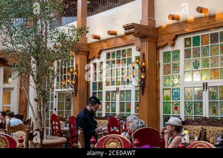 Des fenêtres peintes à la main décorent le patio intérieur de la Plazuela à l'intérieur de la Fonda sur la Plaza de Santa Fe, Nouveau-Mexique Banque D'Images