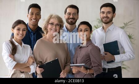 Heureux de nombreux professionnels regardant la caméra. Banque D'Images