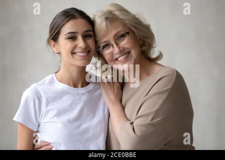 Portrait de la famille de différentes générations de femmes souriantes multiraciales. Banque D'Images