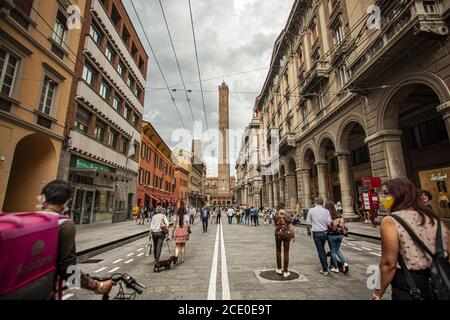 Via Rizzoli à Bologne, Italie avec son bâtiment historique et la Tour Asinelli à la fin de 4 Banque D'Images