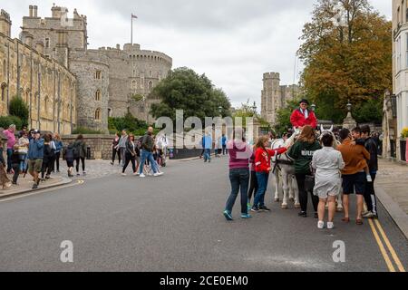 Windsor, Berkshire, Royaume-Uni. 30 août 2020. Une calèche à l'extérieur du château de Windsor. Crédit : Maureen McLean/Alay Banque D'Images