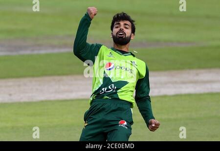 Shadab Khan, au Pakistan, célèbre le cricket de Tom Banton, en Angleterre (non représenté) lors du match Vitality IT20 à Old Trafford, Manchester. Banque D'Images