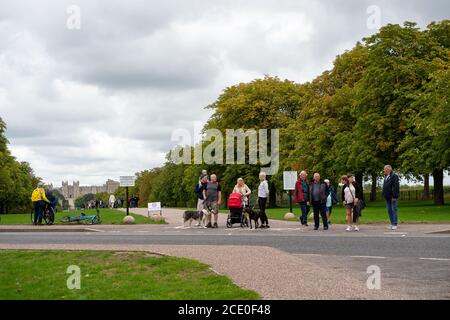 Windsor, Berkshire, Royaume-Uni. 30 août 2020. Les marcheurs attendent de traverser la route sur la longue promenade de Windsor. Crédit : Maureen McLean/Alay Banque D'Images