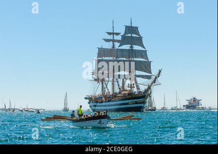 L'équipage des gargers accueille le navire de formation de la Marine italienne 'AMERIGO VESPUCCI' dans le port de Taranto, Italie Banque D'Images