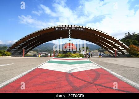 Scarperia, Mugello - 28 août 2020 : entrée du circuit international de Mugello à Scarperia (Florence) en Italie. Banque D'Images