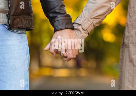 Gros plan de couple en amoureux en tenant les mains pendant la marche Banque D'Images
