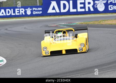 Scarperia, Mugello - 28 août 2020 : prototype jaune historique Ferrari 333SP en action sur le circuit Mugello pendant les Ferrari Racing Days en italie. Banque D'Images