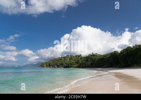 Une plage sur l'île des Seychelles avec du sable blanc et de pierres Banque D'Images