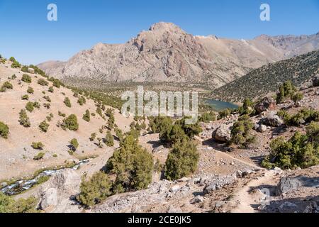 La belle route de trekking de montagne avec ciel bleu clair et montagnes rocheuses et ruisseau de montagne frais dans les montagnes Fann dans Tadjik Banque D'Images