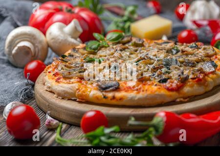 Pizza maison avec tomates, épinards et champignons. Banque D'Images