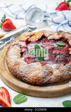 Gâteau traditionnel d'été (Galeta) avec fraises. Banque D'Images