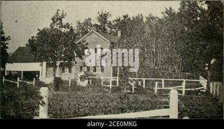 . Rapport . Figure 15. Ferme McNaiightons.—vue sur la voie publique. Figure 17. Ferme de Laframboises.—Maison. 237 stock.—cinq chevaux en activité, cinq jeunes chevaux et deux anlingcolts; vingt-deux vaches de catégorie Ayrshire et Durham, dix-sept génisses,un taureau de Durham âgé de deux ans, onze veaux et trois boeufs, tous de bonne qualité; vingt-six moutons Shropshire et neuf porcs. Le produit de ces troupeaux a été l'année dernière, selon les chiffres de MessrsMcNaughtons, 55,250 livres de lait et 399,00 dollars d'argent de la théale des animaux. Bâtiment.—la maison d'habitation est un immense bâtiment en pierre de deux étages de 40 X 60 pieds, avec k Banque D'Images