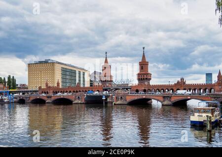 Oberbaumbrucke traversant la Spree, le plus long pont de Berlin en Allemagne Banque D'Images